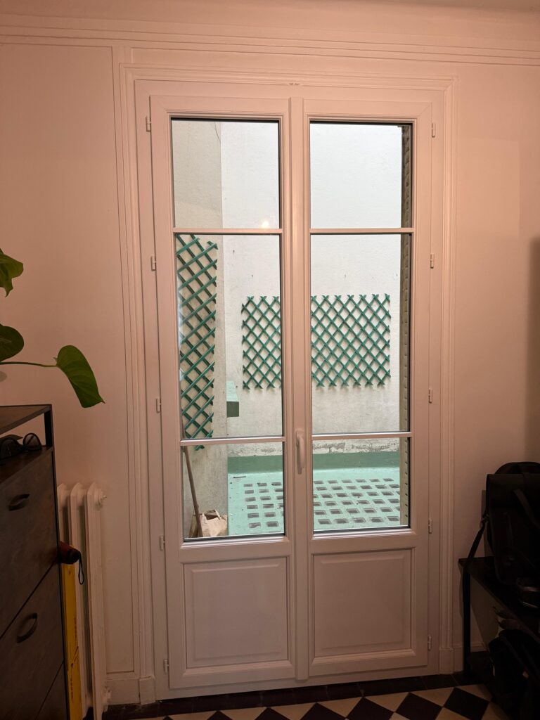Porte-fenêtre à petits bois sur cour
