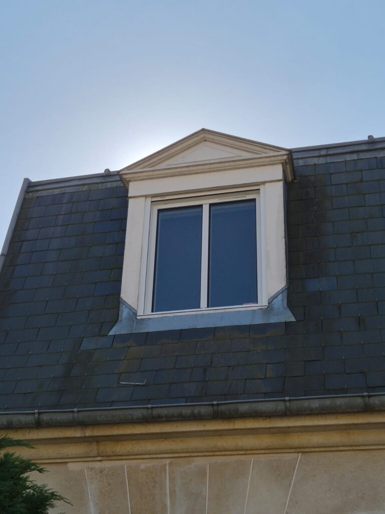 Fenêtre de lucarne sur toiture en ardoise