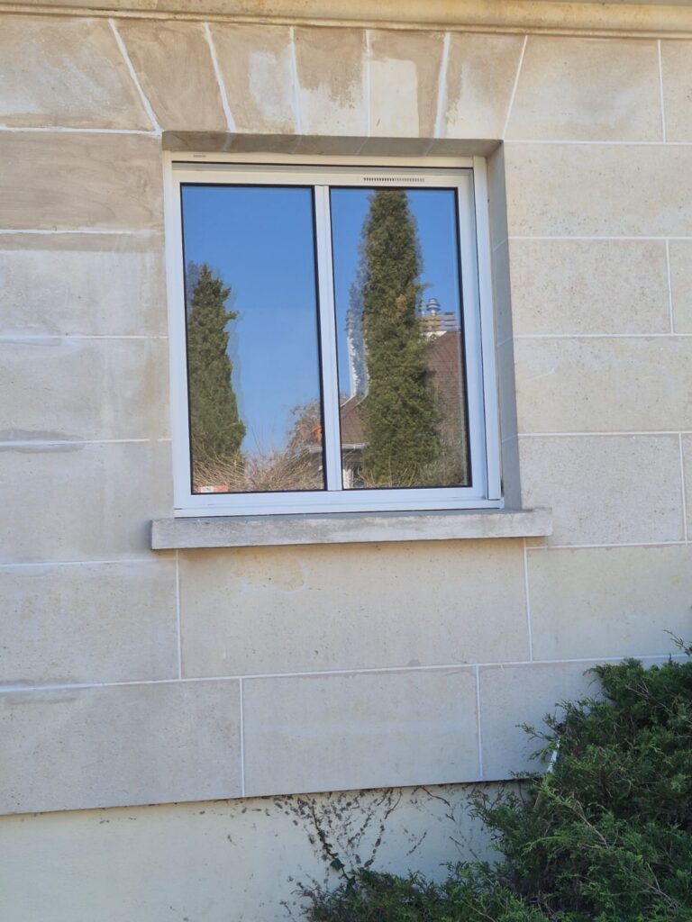 Coulissant aluminium sur façade en pierre de taille